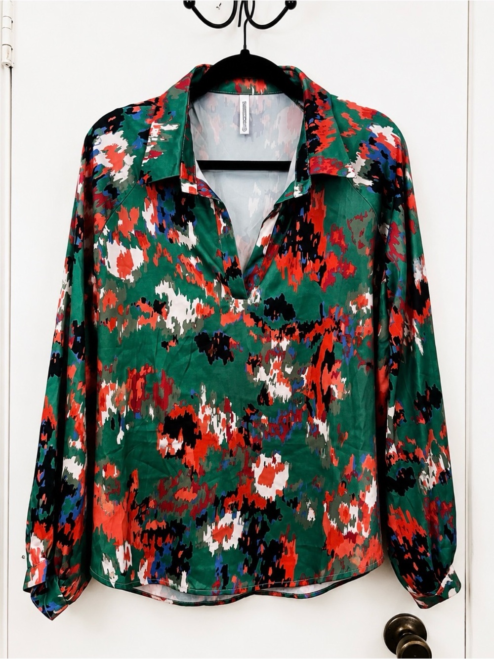 SUCOLAN V-Neck Abstract Print Blouse in Green